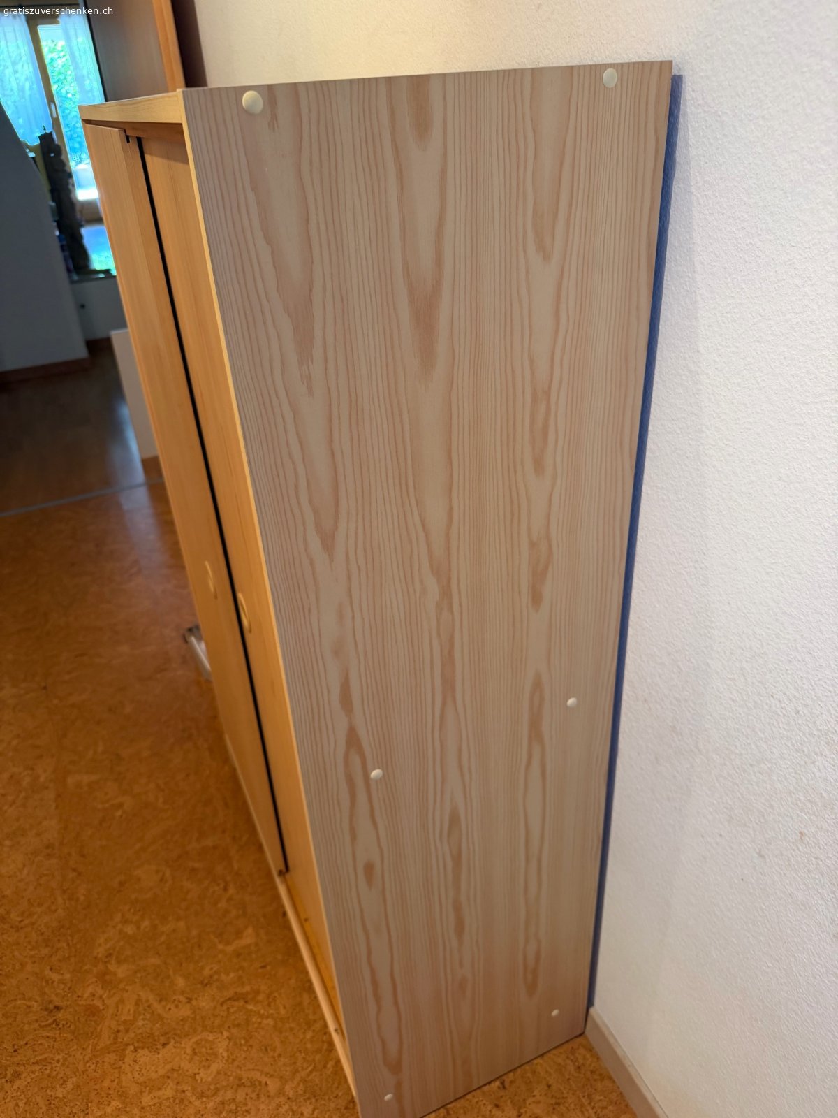 Schrank mit Schiebetüren Holzoptik. Kommode aus Holz in hellem Farbton. Das Möbelstück befindet sich in gebrauchtem Zustand mit üblichen Abnutzungserscheinungen. Es verfügt über zwei Schiebetüren und mehrere innenliegende Ablagefächer. Die Masse betragen 124 cm in der Höhe, 80 cm in der Breite und 35 cm in der Tiefe. Die Funktionalität ist gegeben. Details zum Zustand sind den Bildern zu entnehmen. Abholung durch Käufer in 3800 Matten b. Interlaken
