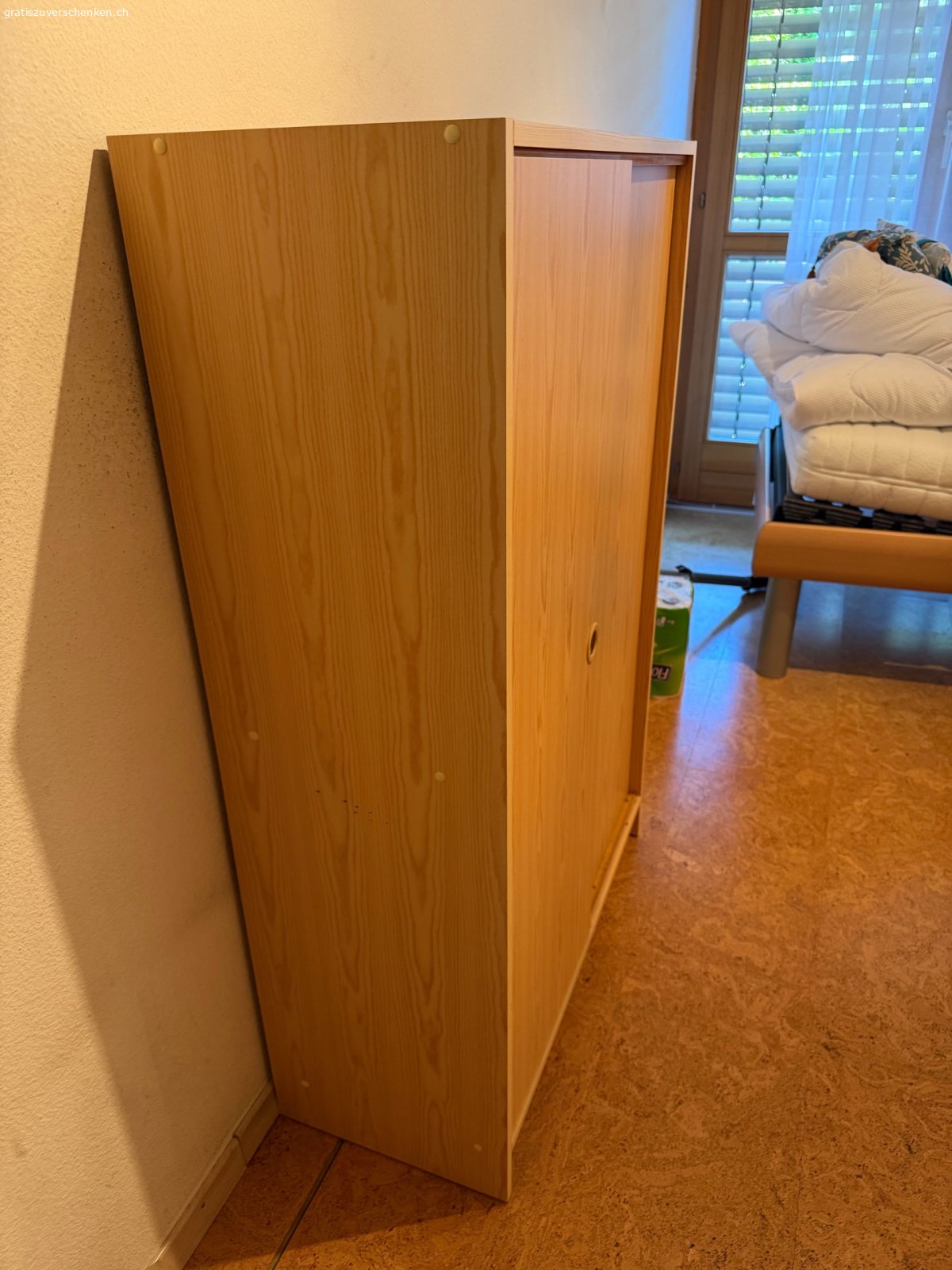 Schrank mit Schiebetüren Holzoptik. Kommode aus Holz in hellem Farbton. Das Möbelstück befindet sich in gebrauchtem Zustand mit üblichen Abnutzungserscheinungen. Es verfügt über zwei Schiebetüren und mehrere innenliegende Ablagefächer. Die Masse betragen 124 cm in der Höhe, 80 cm in der Breite und 35 cm in der Tiefe. Die Funktionalität ist gegeben. Details zum Zustand sind den Bildern zu entnehmen. Abholung durch Käufer in 3800 Matten b. Interlaken
