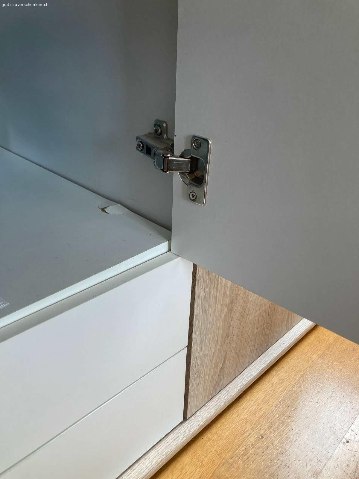 Schrank mit Spiegel. Schrank zu verschenken
4 Türen, 2 Schubladen
Maße: Breite 177 cm; Höhe 197 cm; Tiefe  56 cm
Der Schrank wurde schon mindestens zwei mal aufgebaut. Die Schubladen sind schon mal aus der Schiene gebrochen, wurden repariert und laufen jetzt wieder gut. Über der Schublade rechts ist das untere Brett etwas kaputt.