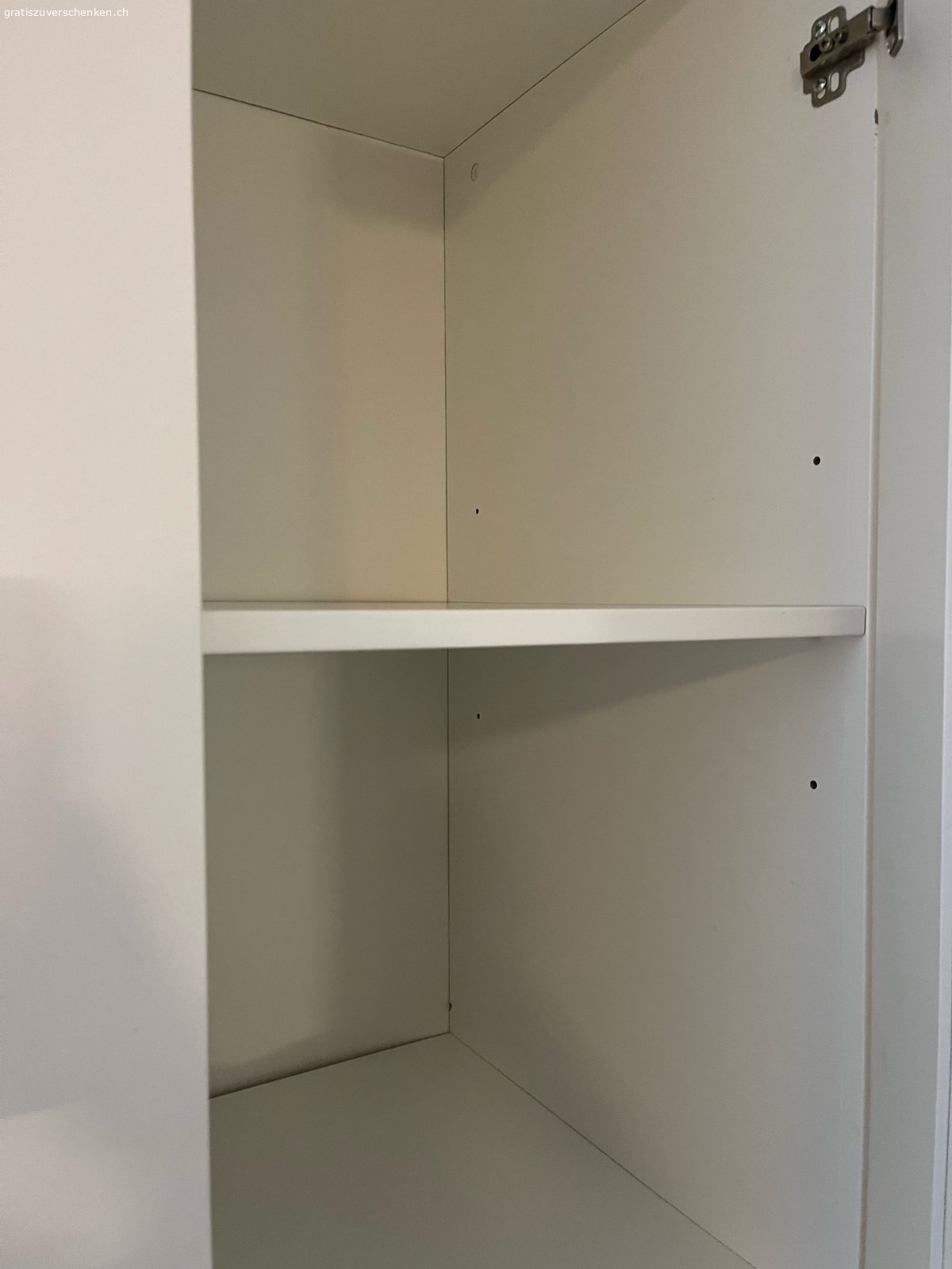 SCHRANK ZU VERSCHENKEN. In sehr gutem Zustand.

Masse: L 150cm B 50cm H 190cm