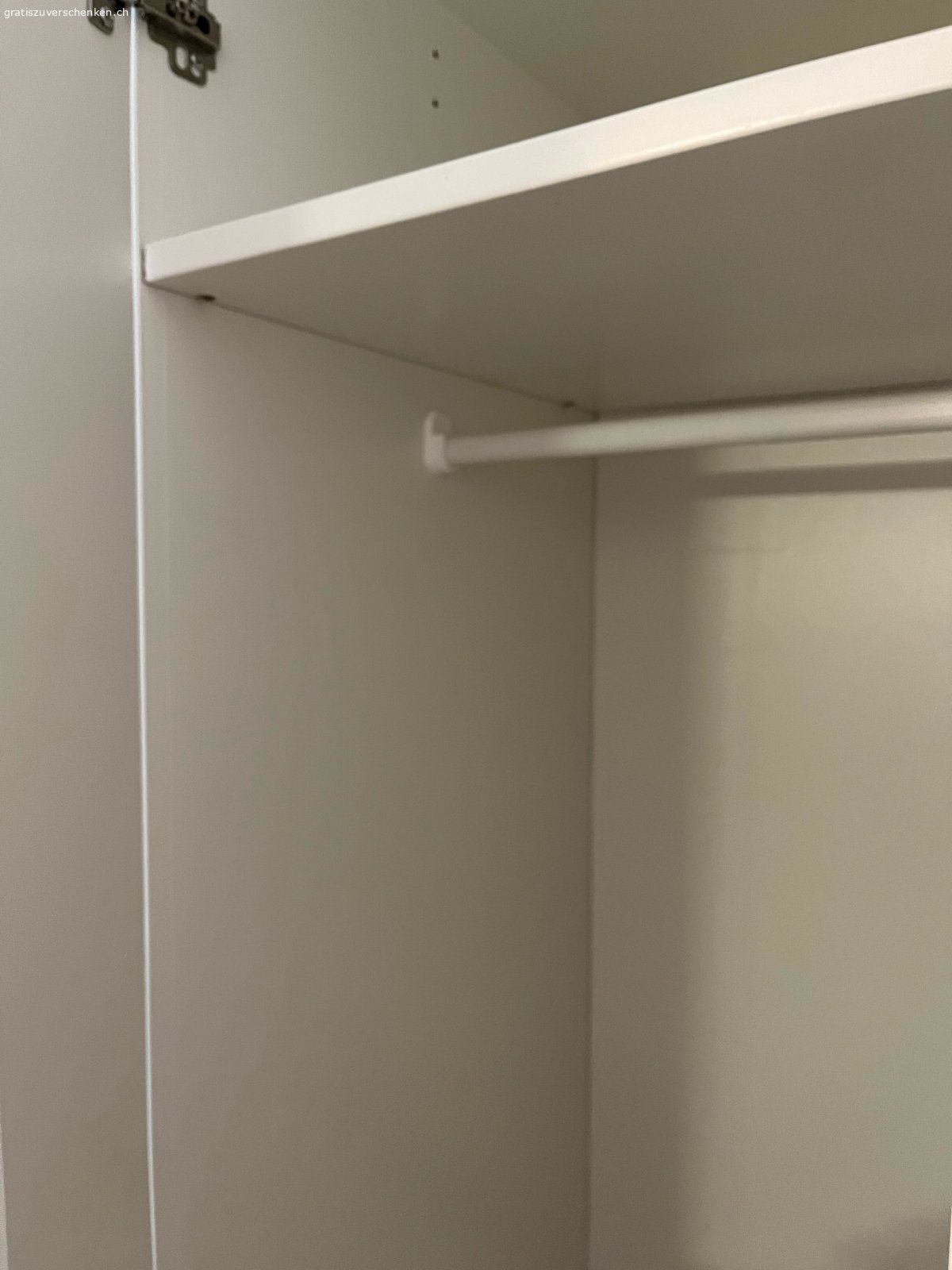 SCHRANK ZU VERSCHENKEN. In sehr gutem Zustand.

Masse: L 150cm B 50cm H 190cm