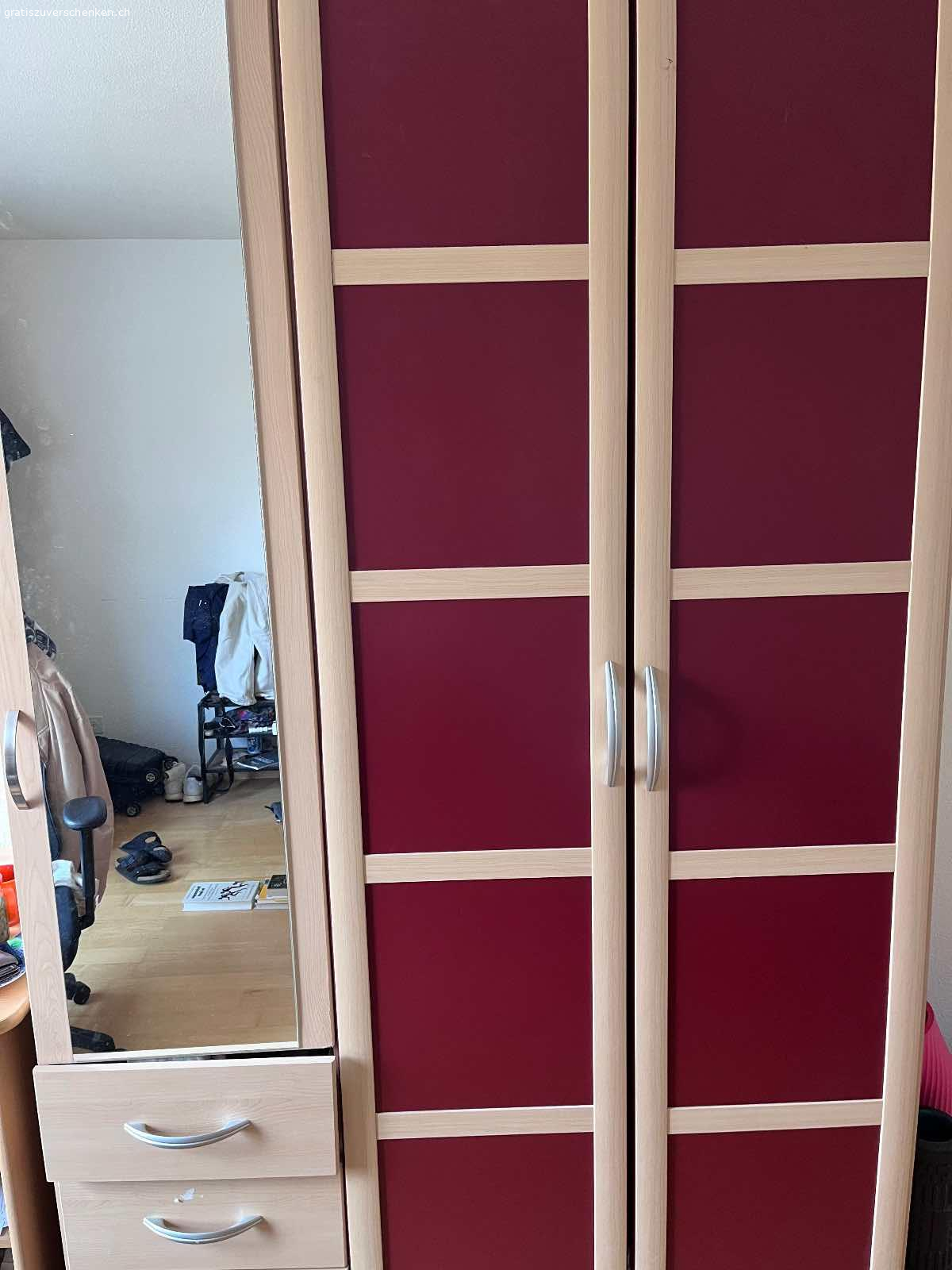 Schrank. Ziehe in eine kleiner Wohnung, der Schrank in in sehr gutem Zustand