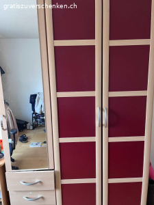 Schrank. Ziehe in eine kleiner Wohnung, der Schrank in in sehr gutem Zustand