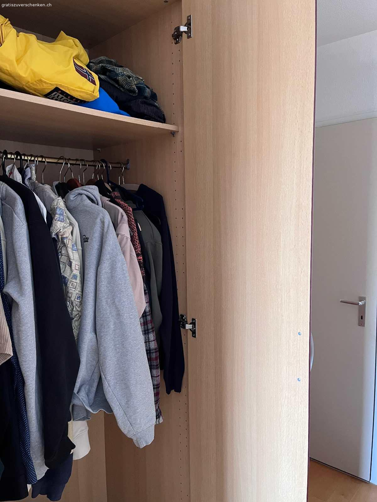 Schrank. Ziehe in eine kleiner Wohnung, der Schrank in in sehr gutem Zustand