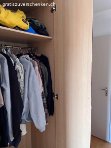Schrank. Ziehe in eine kleiner Wohnung, der Schrank in in sehr gutem Zustand