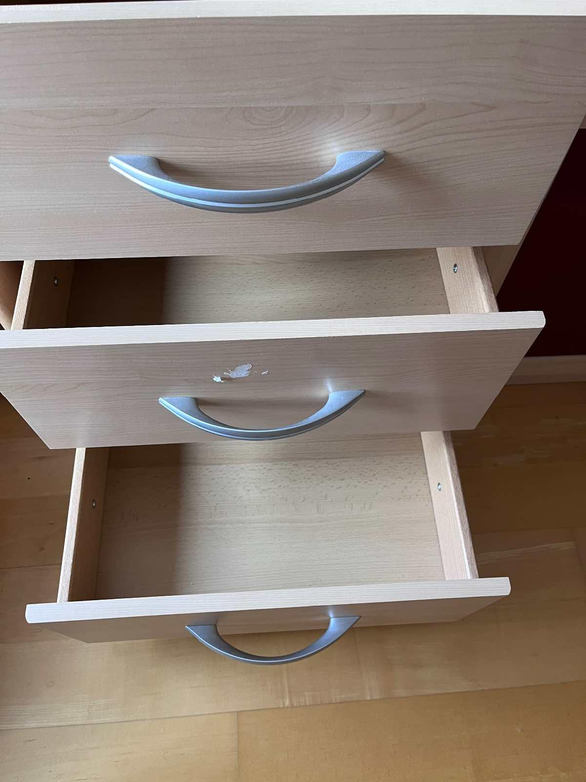 Schrank. Ziehe in eine kleiner Wohnung, der Schrank in in sehr gutem Zustand