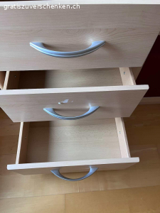 Schrank. Ziehe in eine kleiner Wohnung, der Schrank in in sehr gutem Zustand