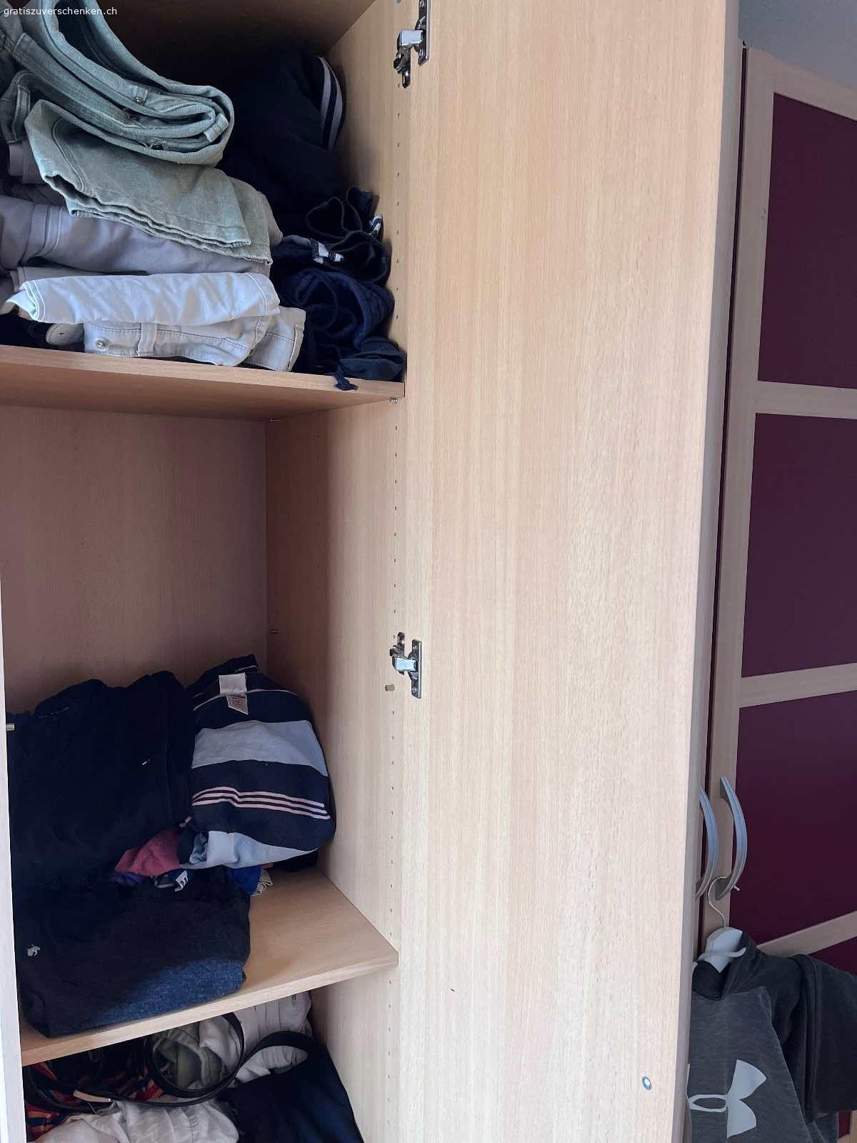 Schrank. Ziehe in eine kleiner Wohnung, der Schrank in in sehr gutem Zustand