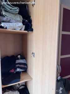 Schrank. Ziehe in eine kleiner Wohnung, der Schrank in in sehr gutem Zustand