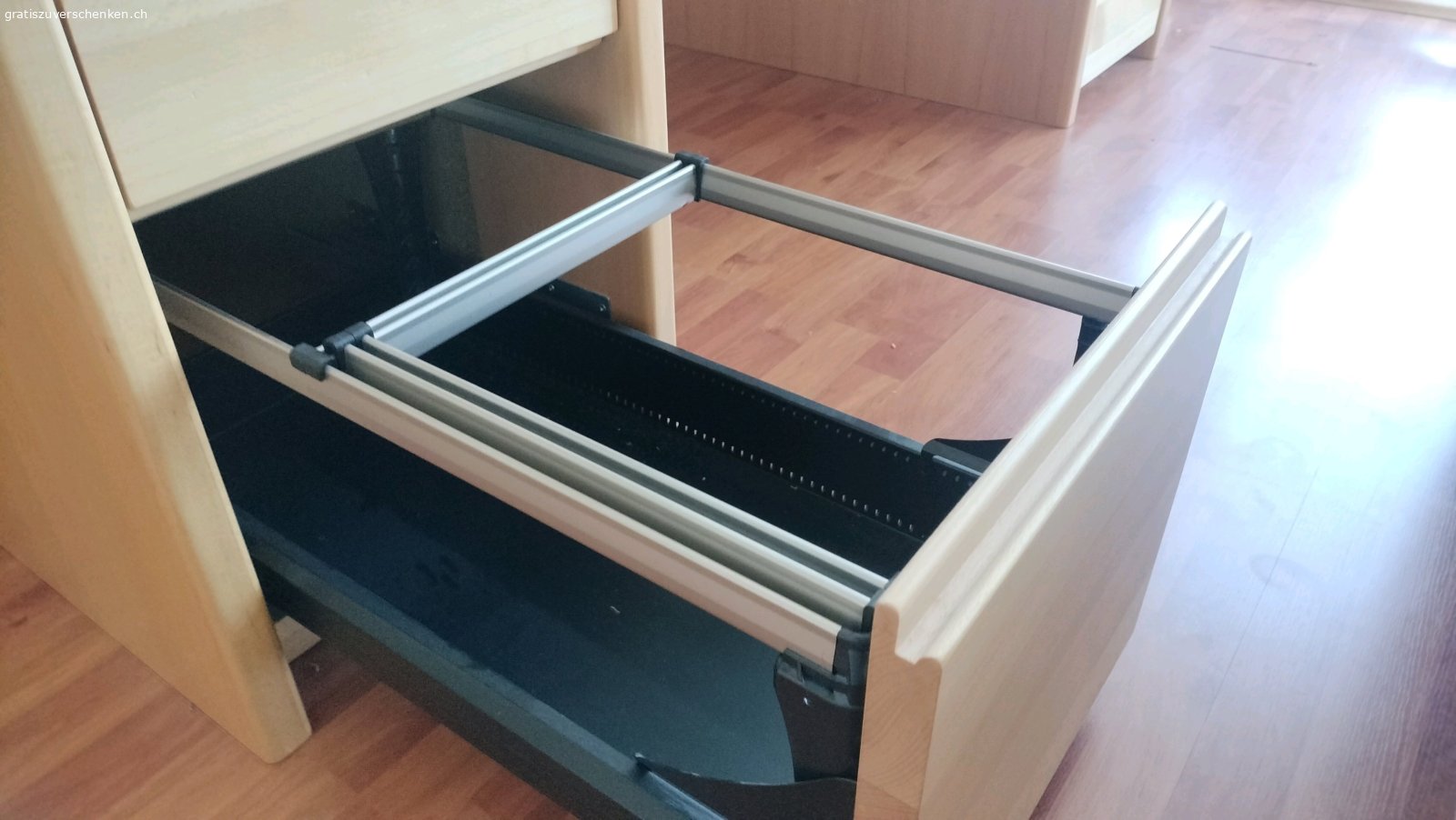 Schreibtisch 100*200cm. Grosser Schreibtisch abzugeben
Vollholz
mit praktischen Schubladen, Schreibzeugfächern und Mappenhaltern. 
sehr gut erhaltener Tisch. 
Achtung: der komplette Tisch ist sehr schwer. 
Würde mich freuen, wenn dieser geräumige Tisch ein neues zu Hause findet.