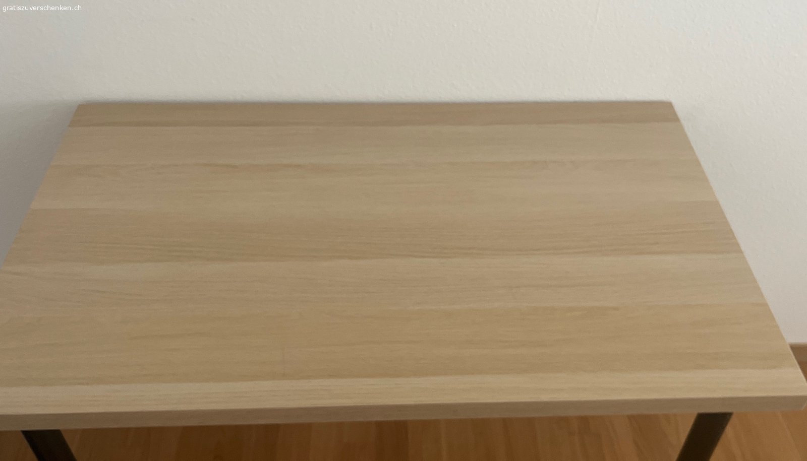 Schreibtisch 120x60cm. zu verschenken direkt abholen in Oftringen 
ist schon demontiert