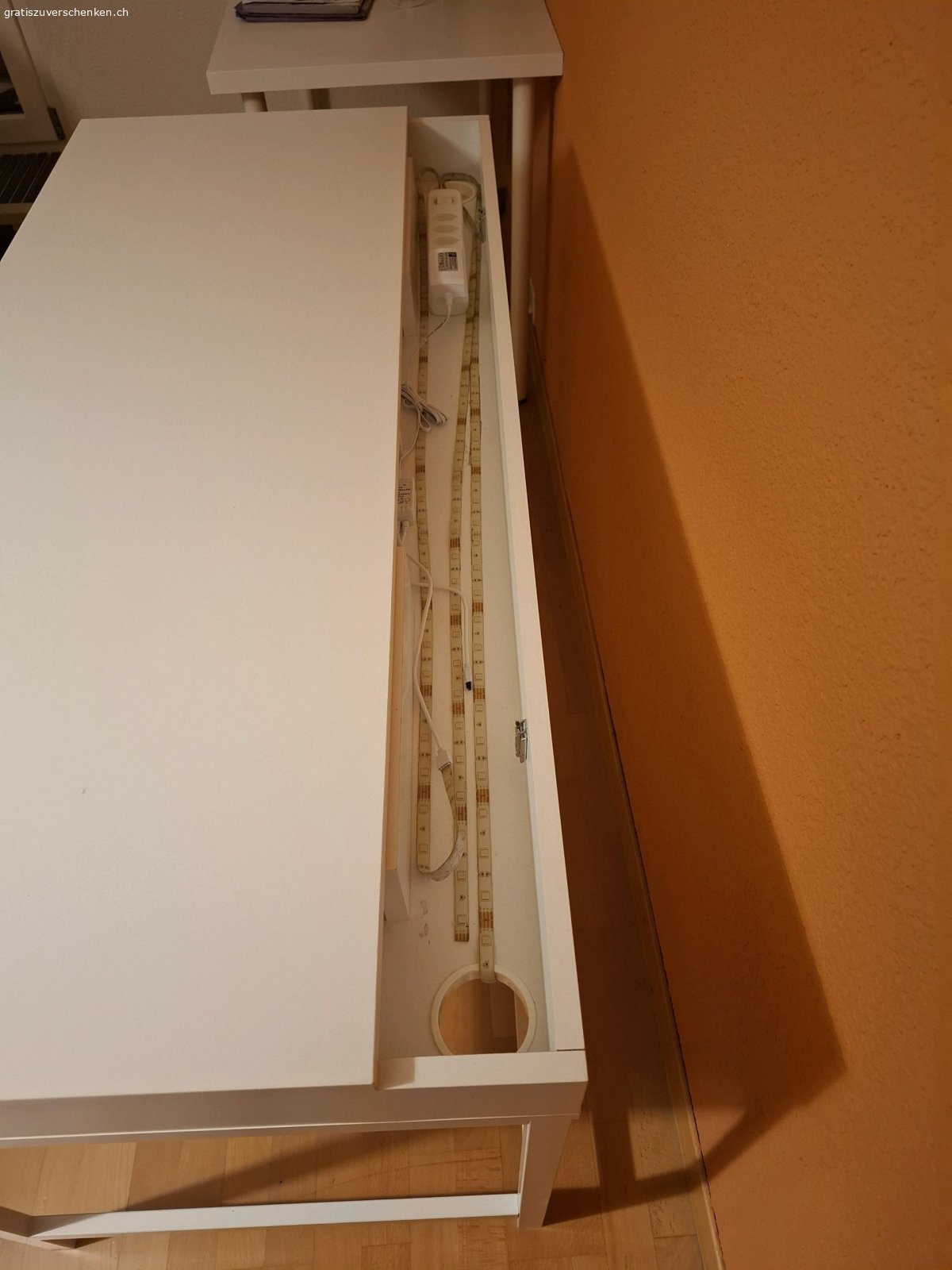 Schreibtisch ALEX mit LED. Leds sind gratis aber man kann sie auch wegnehmen. Grösse: 132x58cm. Einige Gebrauchspuren.

Originalpreis: 169 CHF

https://www.ikea.com/ch/en/p/alex-desk-white-80483438/