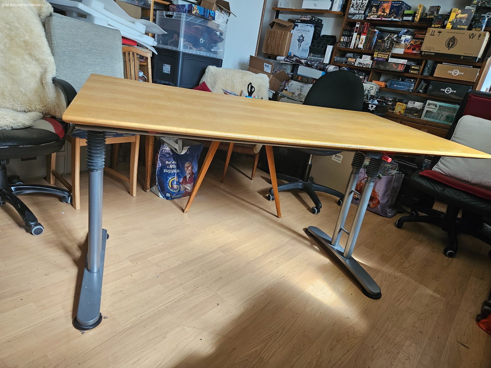 Schreibtisch höhenverstellbar mit separatem Korpus. Der Schreibtisch hat die Abmessung 170 x 85 cm. Er ist mit einer Kurbel in der Höhe verstellbar und die Tischplatte kann für den Zugang zum Kabelkanal verschoben werden