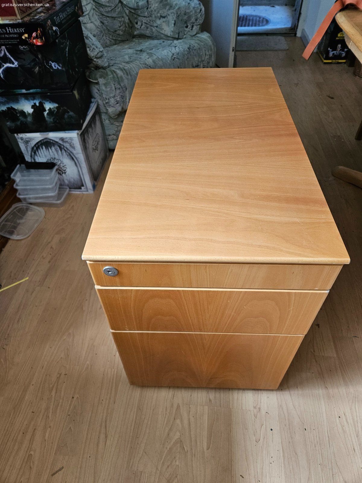 Schreibtisch höhenverstellbar mit separatem Korpus. Der Schreibtisch hat die Abmessung 170 x 85 cm. Er ist mit einer Kurbel in der Höhe verstellbar und die Tischplatte kann für den Zugang zum Kabelkanal verschoben werden