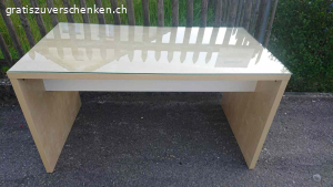 Schreibtisch mit Glasplatte. Aus laminiertem Holz. Länge: 140 cm, Breite: 75 cm, Höhe: 76 cm