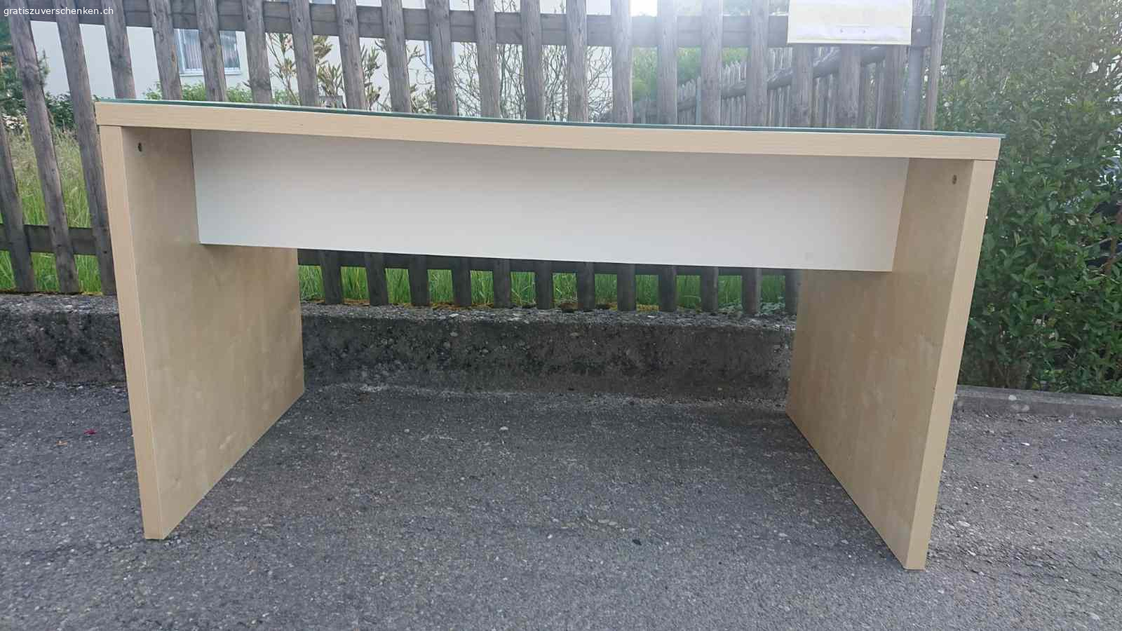 Schreibtisch mit Glasplatte. Aus laminiertem Holz. Länge: 140 cm, Breite: 75 cm, Höhe: 76 cm