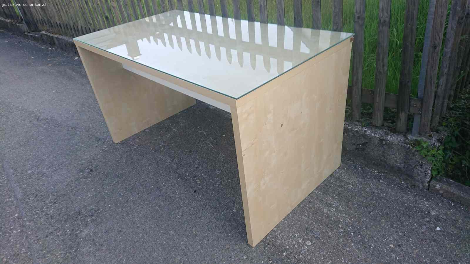 Schreibtisch mit Glasplatte. Aus laminiertem Holz. Länge: 140 cm, Breite: 75 cm, Höhe: 76 cm