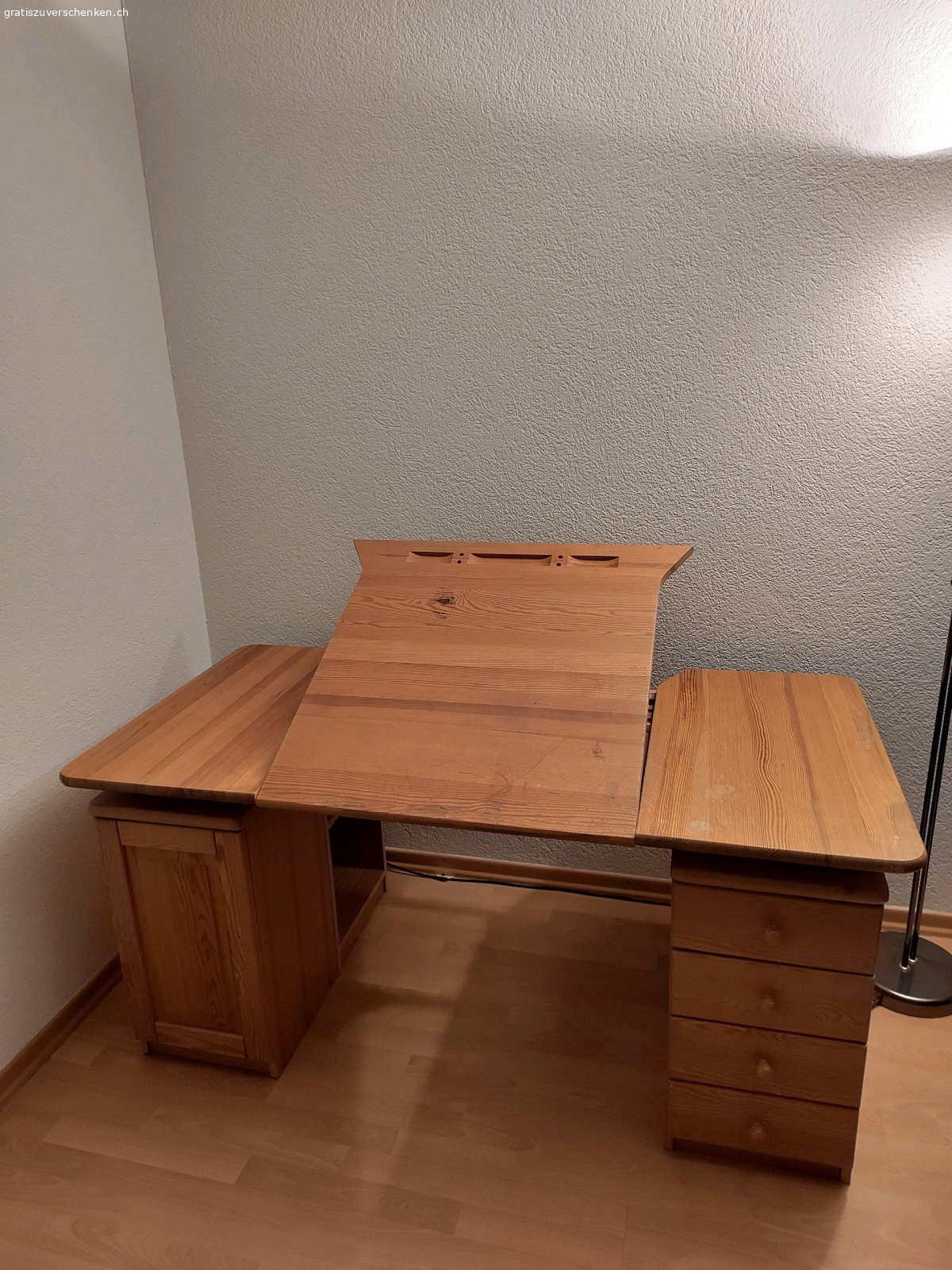 Schreibtisch schräg stellbar. massivholz Schreibtisch