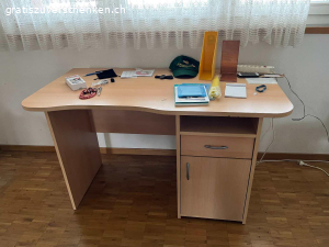 Schreibtisch. Masse: Breite 135 cm/ Tiefe 67 cm/ Höhe 76 cm. In Uster abzuholen.