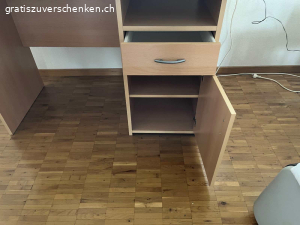 Schreibtisch. Masse: Breite 135 cm/ Tiefe 67 cm/ Höhe 76 cm. In Uster abzuholen.