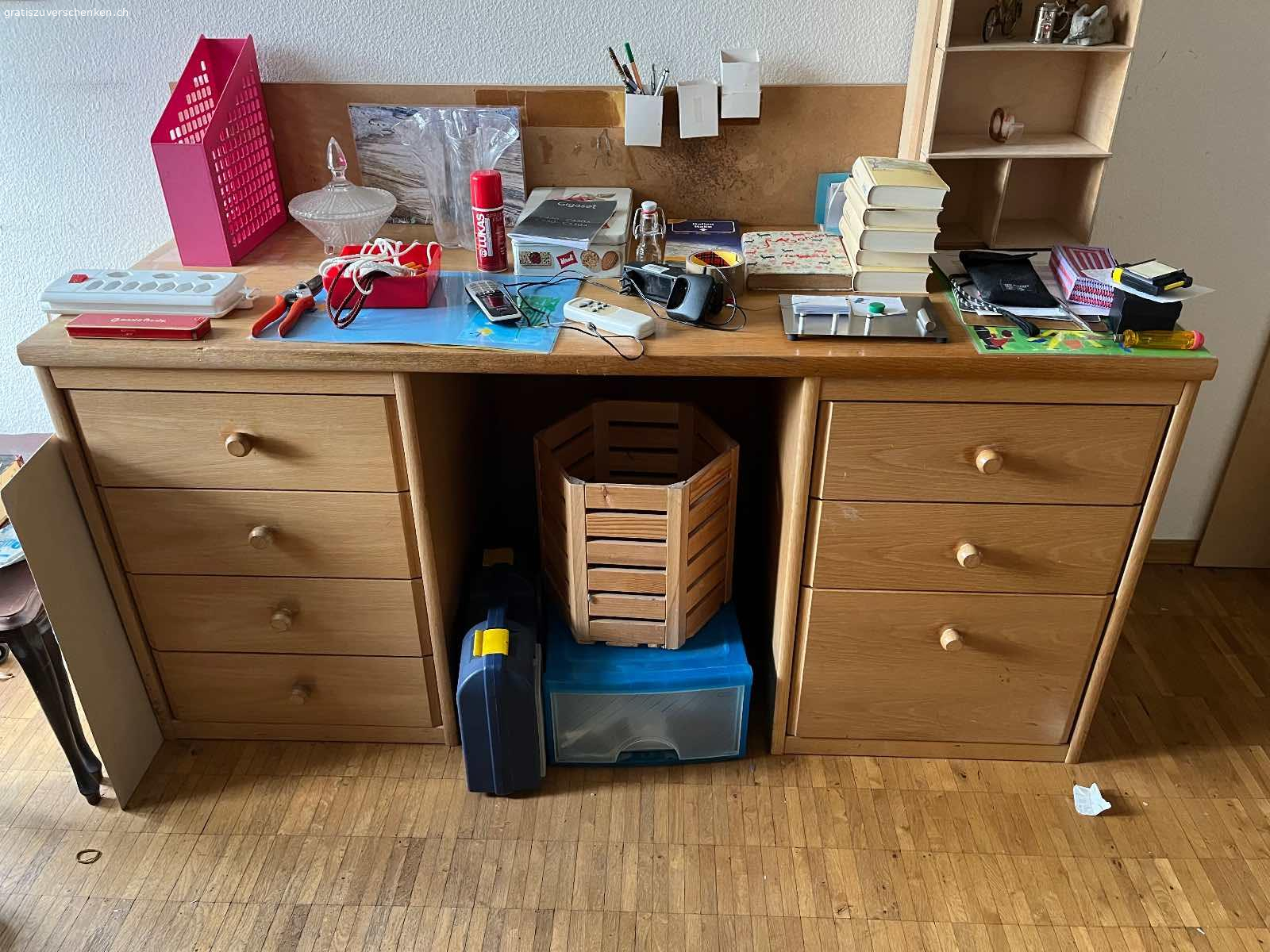 Schreibtisch. Schöner Schrebtisch mit sechs Schubladen plus eine Tiefe Schublade für Ordnern. Masse: Breite 160 cm/ Tiefe 60 cm/ Höhe 76 cm. In Uster abzuholen.