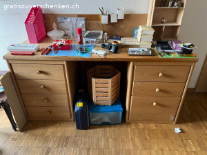 Schreibtisch. Schöner Schrebtisch mit sechs Schubladen plus eine Tiefe Schublade für Ordnern. Masse: Breite 160 cm/ Tiefe 60 cm/ Höhe 76 cm. In Uster abzuholen.