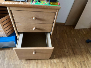 Schreibtisch. Schöner Schrebtisch mit sechs Schubladen plus eine Tiefe Schublade für Ordnern. Masse: Breite 160 cm/ Tiefe 60 cm/ Höhe 76 cm. In Uster abzuholen.