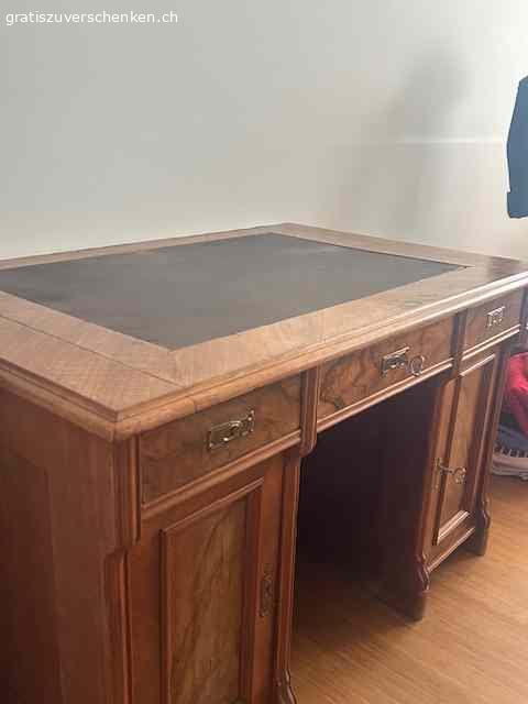 schreibtisch. wunderschöner alter nussbaumschreibtisch mit lederschreibeinlage.