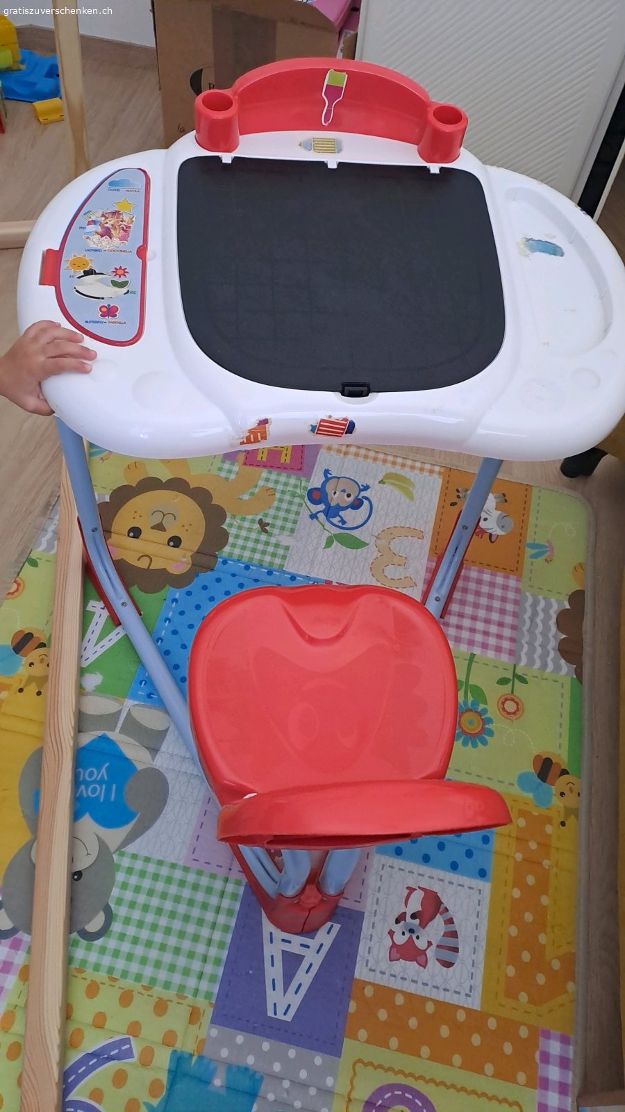 Schreibtisch. zum verschenken nicht mehr benützt von meinen Kindern