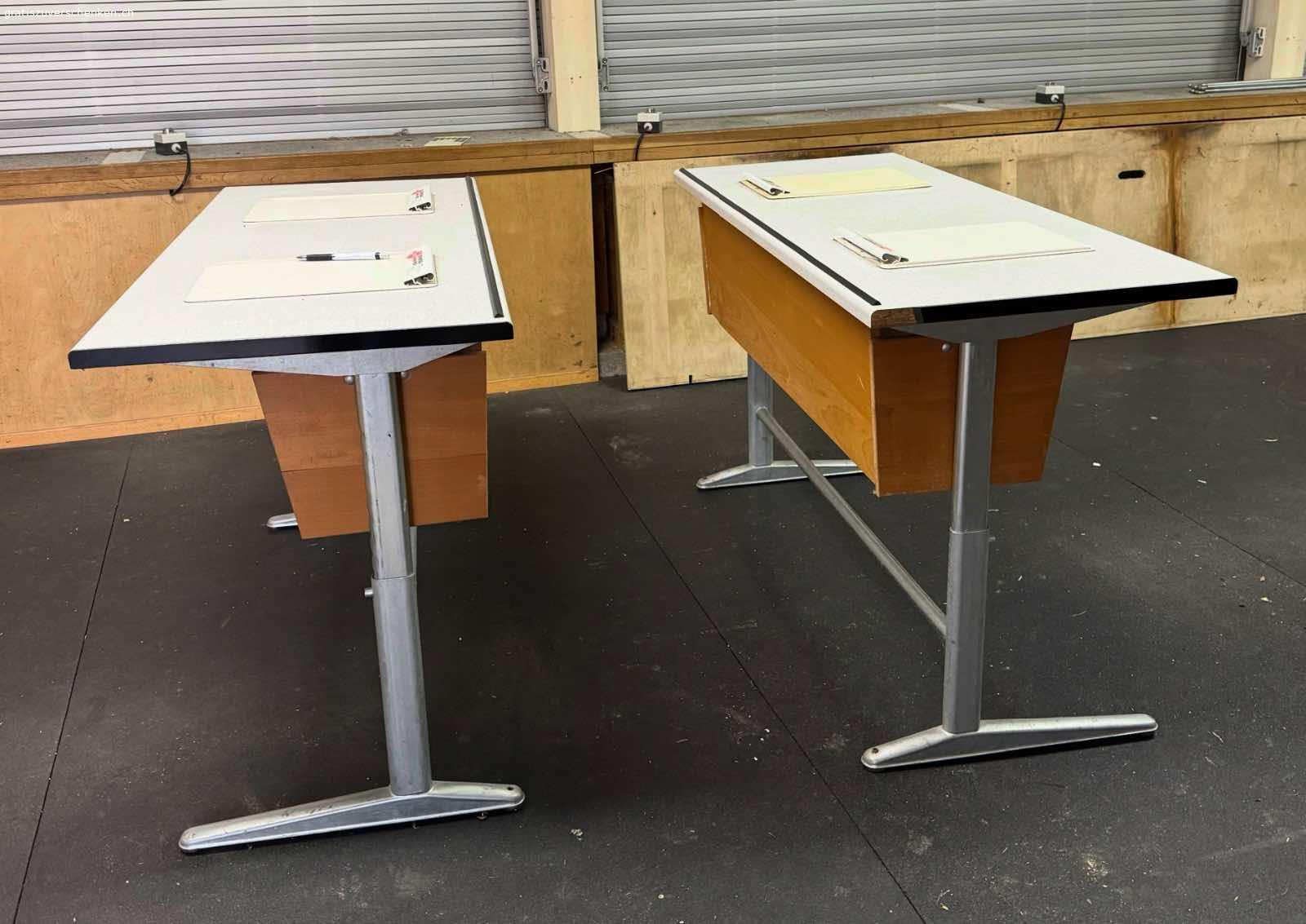 Schülerpulte embru. Vier Schülerpulte (für 8 SuS)  abzugeben in Frauenfeld.