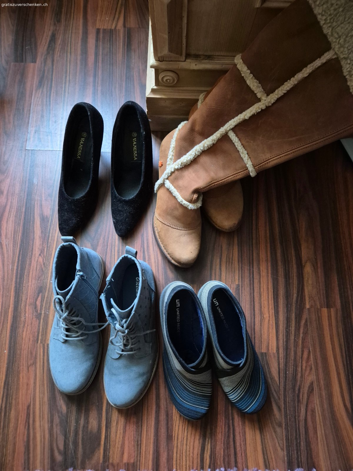 Schuhe und Stiefel. Schönes Paar Stiefel grösse 38
Schönes Paar Schuhe  United Nude Gr.37(neupreis Fr.240.-)und noch 2 Paar Schuhe Gr.38 zu verschenken