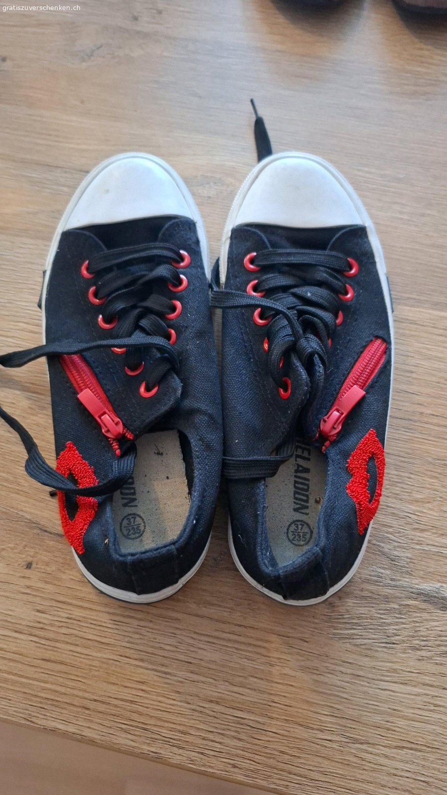 schuhe. 2 paar schuhe gr.37
 können bei übernahme des portos auch versendet werden