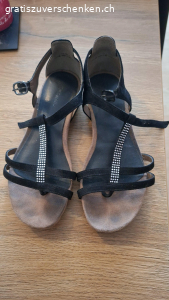 schuhe. 2 paar schuhe gr.37
 können bei übernahme des portos auch versendet werden