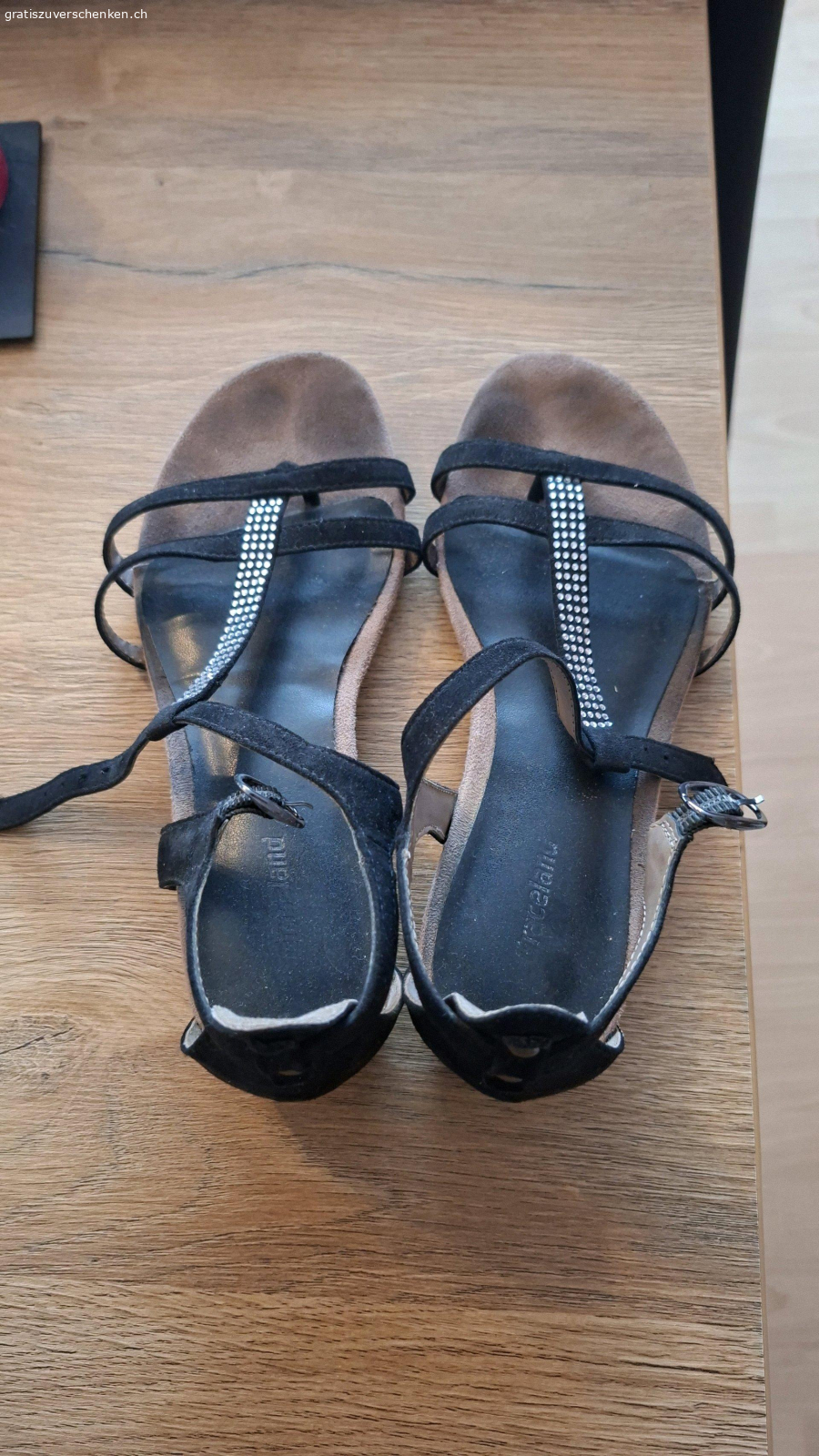 schuhe. 2 paar schuhe gr.37
 können bei übernahme des portos auch versendet werden