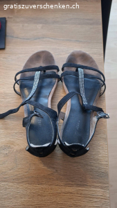 schuhe. 2 paar schuhe gr.37
 können bei übernahme des portos auch versendet werden