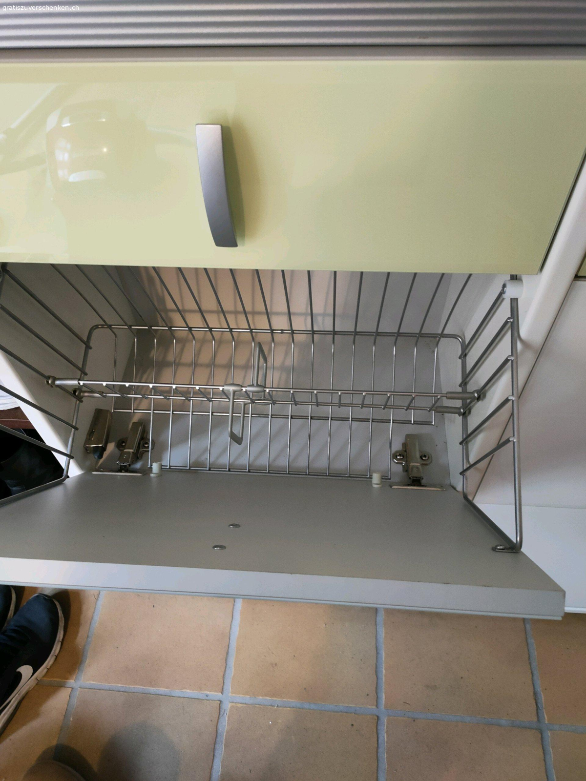 Schuhschrank. schöner, massiver Schuhschrank, ist deshalb auch sehr schwer. Die Glasplatte oben ist nur aufgestellt und kann gut weggenommen werden. Die 2 oberen Fächer sind flach zb für schal..handschuhe..kappen versorgen. Die unteren 4 wie auf dem Foto. Tiefe wäre 29cm. Muss abgeholt werden.