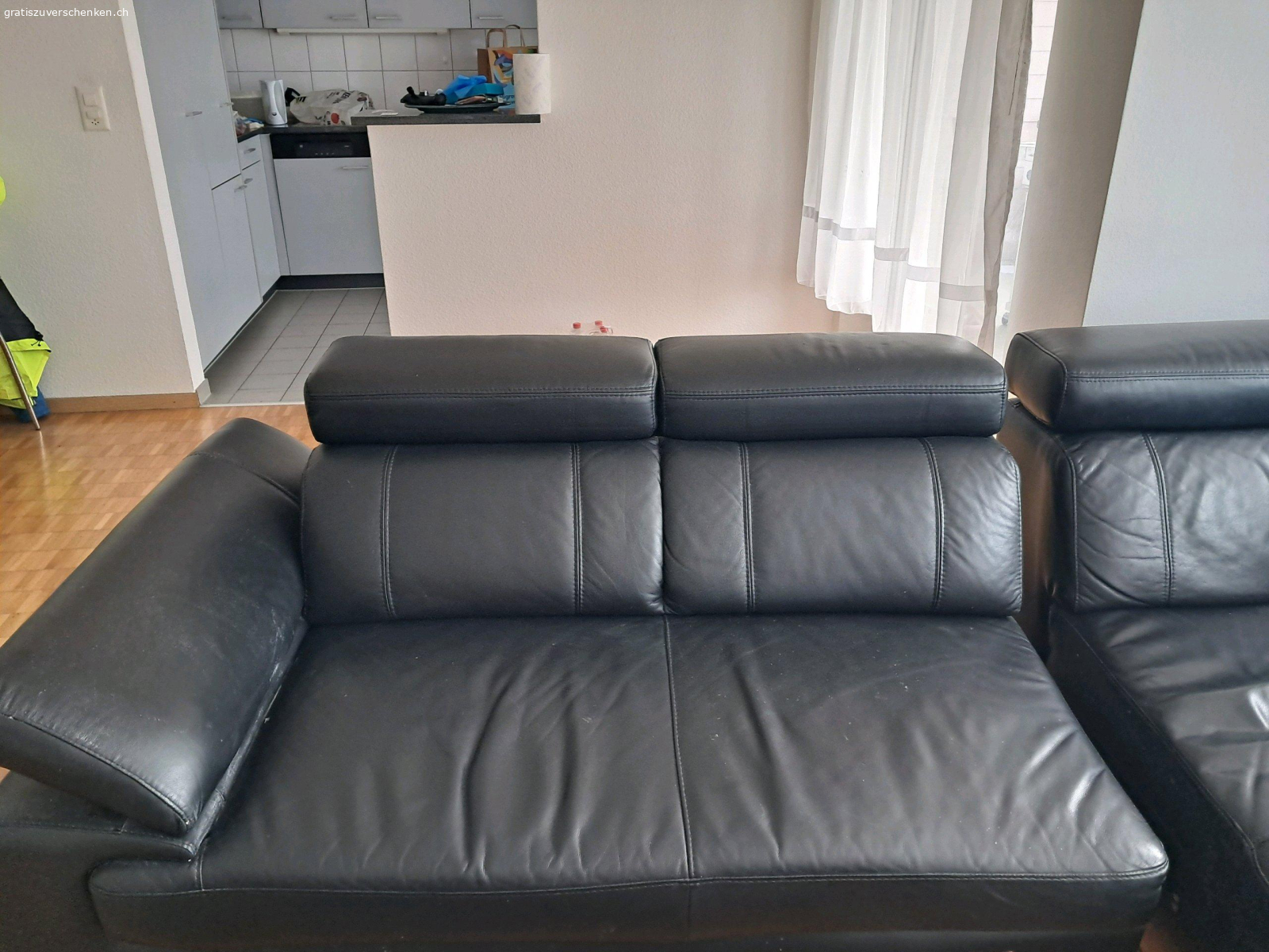 schwarzes Leder Sofa zu verschenken. Schwarzes Leder Sofa zu verschenken mit leichten gebraucht Spuren das eine Teil kann in den Lift das andere muss über das Treppenhaus 4 Stock