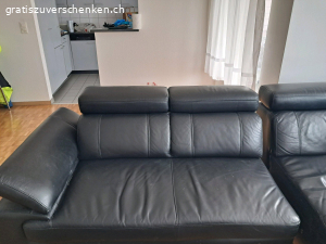 schwarzes Leder Sofa zu verschenken. Schwarzes Leder Sofa zu verschenken mit leichten gebraucht Spuren das eine Teil kann in den Lift das andere muss über das Treppenhaus 4 Stock
