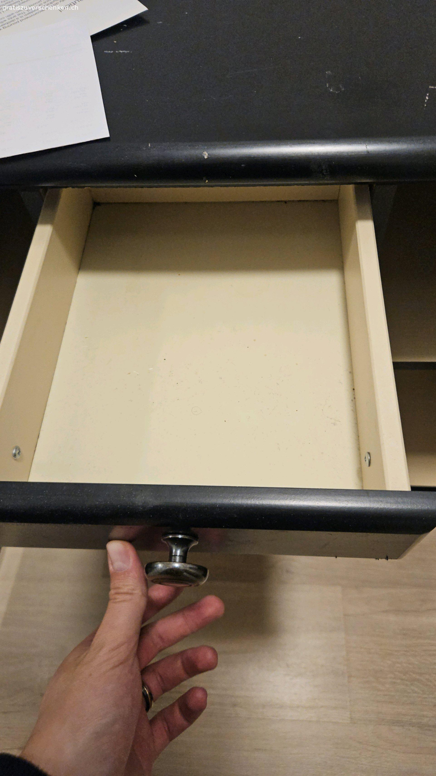 schwarzes Sideboard. Höhe 77cm
Breite 93cm
Tiefe 37cm

Das schwarze Sideboard hat viel Stauraum. es ist verkratzt aber für eine Garage noch völlig gut. wäre schade es wegzuschmeissen.