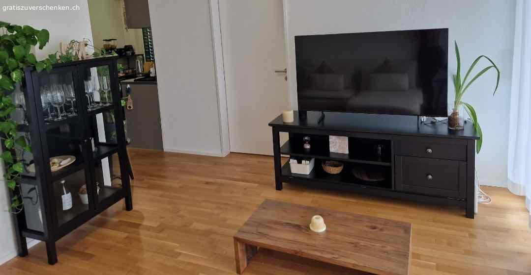 Schwarzes tv Möbel. Tv Möbel schwarz mit 2 Schubladen und 2 runden Löcher in in der Hinterwand mittig für Kabel. Abzugeben aufgrund Umzug.