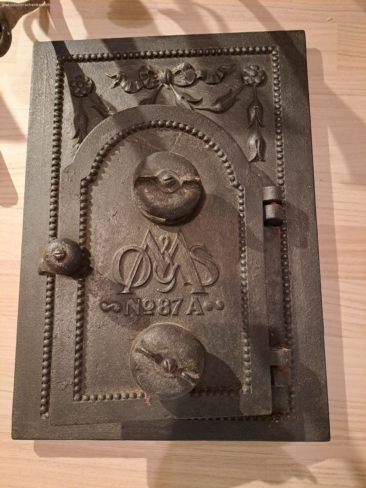 Schwedische Schmiedekunst (Kerzenhalter und Ofentür). Der Kerzenständer kann mit den (siehe Fotos) Verlängerungen an der Decke aufgehängt werden. Die Kerzen sind auch dabei. 
Die Ofentür ist nummeriert (siehe Foto) und stammt vermutlich aus einem Schloss (wurde uns so mitgeteilt).
Beide Gegenstände sind schwer und in sehr gutem Zustand. Sie werden nur zusammen verschenkt.