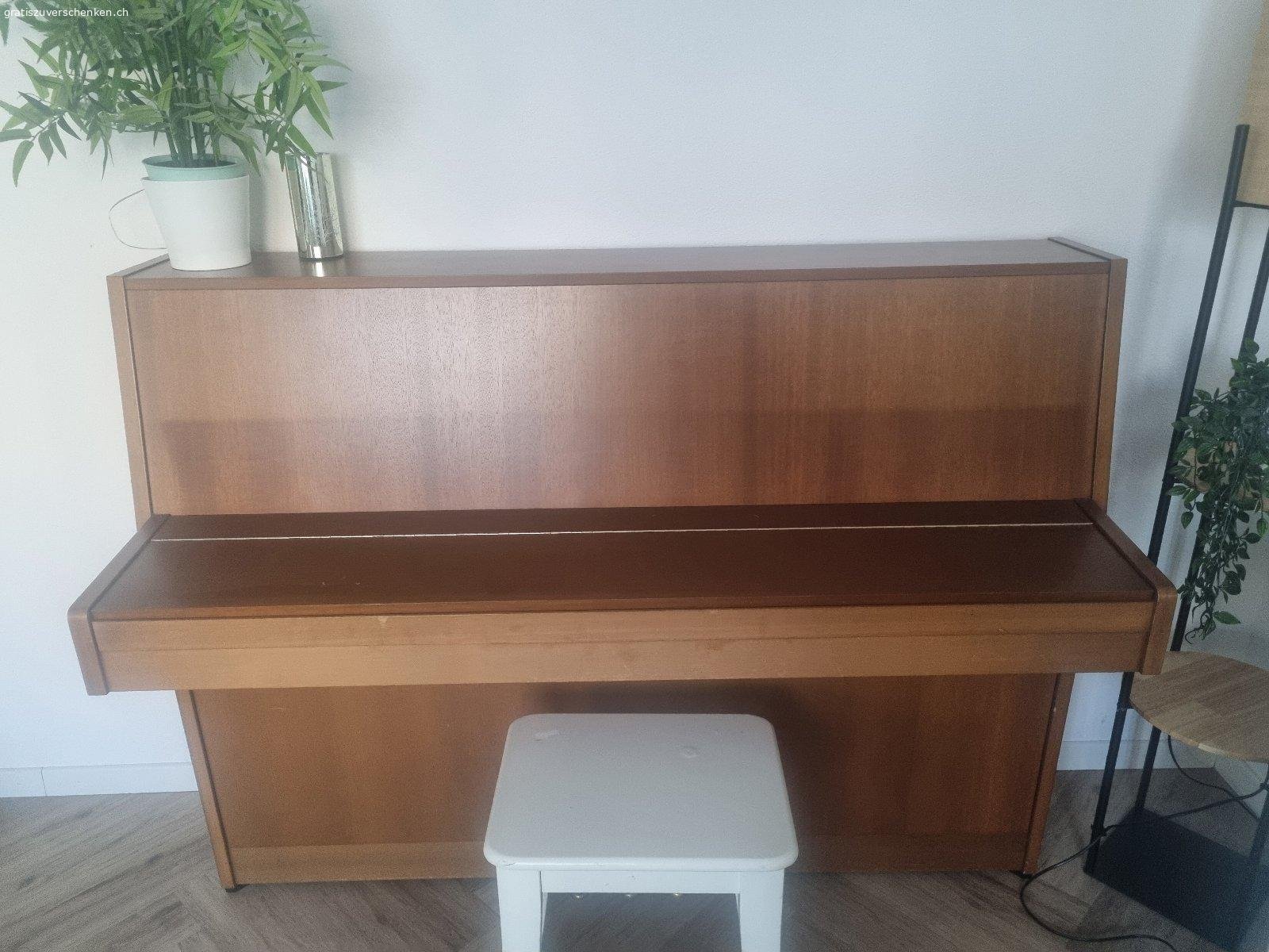 Sehr gut erhaltenes Klavier abzugeben. Gerne gebe ich mein Klavier ab da es kaum noch benutzt wird. Es ist in einem sehr guten Zustand.