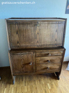 Sekretär. Schöner Sekretär. Etwa 60 Jährig. Innen hat es noch zwei kleine Schubladen. Unten hat es drei Schubladen und ein Türchen. Masse: Höhe 125 cm. Breite 100. Tiefe 44 cm. In Uster abzuholen.