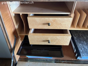 Sekretär. Schöner Sekretär. Etwa 60 Jährig. Innen hat es noch zwei kleine Schubladen. Unten hat es drei Schubladen und ein Türchen. Masse: Höhe 125 cm. Breite 100. Tiefe 44 cm. In Uster abzuholen.