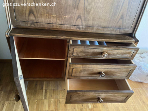 Sekretär. Schöner Sekretär. Etwa 60 Jährig. Innen hat es noch zwei kleine Schubladen. Unten hat es drei Schubladen und ein Türchen. Masse: Höhe 125 cm. Breite 100. Tiefe 44 cm. In Uster abzuholen.