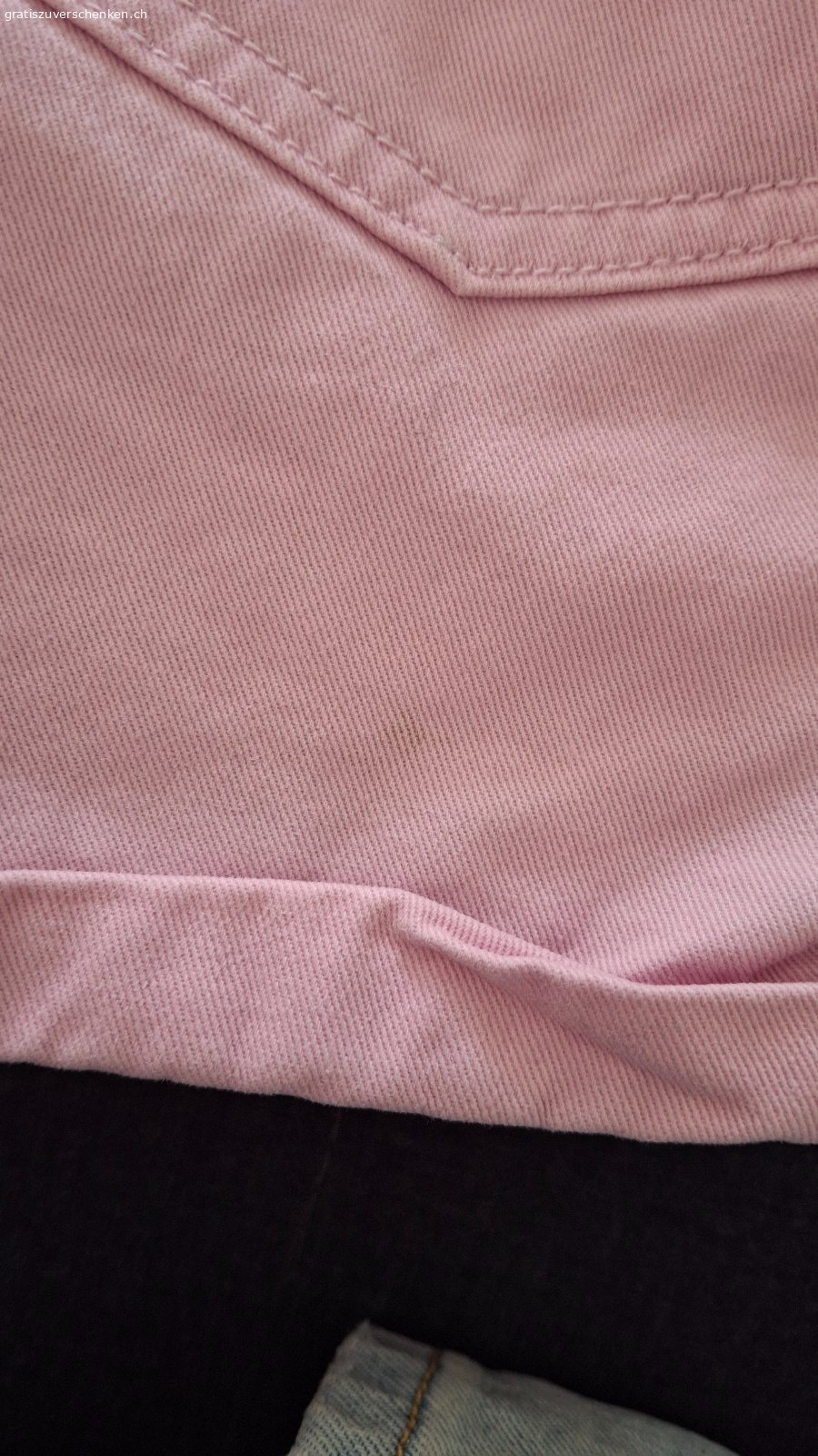 Shorts. Shorts, Grösse 134/140, 
leichter Fleck, hinten rechts unten 
(siehe Foto), daher gratis