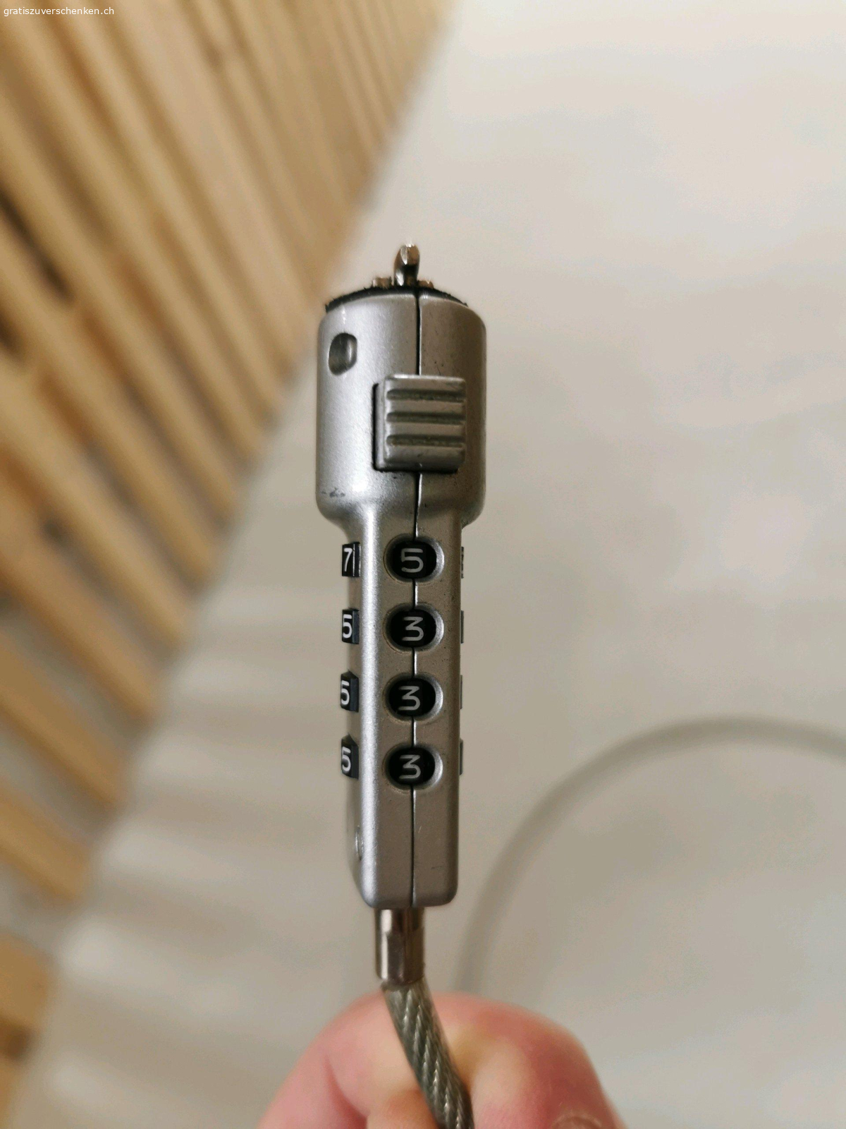 Sicherheitsschloss für Laptop. Titel: GRATIS: Laptop-Sicherheitsschloss mit Zahlencode
​Beschreibung:
Ich verschenke dieses robuste Sicherheitsschloss für Laptops, Monitore oder Beamer. Es ist die ideale Lösung, um Hardware im Büro oder unterwegs (z.B. im Café) einfach gegen Gelegenheit