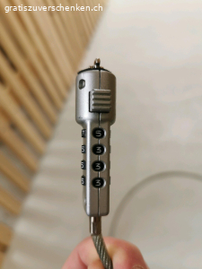 Sicherheitsschloss für Laptop. Titel: GRATIS: Laptop-Sicherheitsschloss mit Zahlencode
​Beschreibung:
Ich verschenke dieses robuste Sicherheitsschloss für Laptops, Monitore oder Beamer. Es ist die ideale Lösung, um Hardware im Büro oder unterwegs (z.B. im Café) einfach gegen Gelegenheit