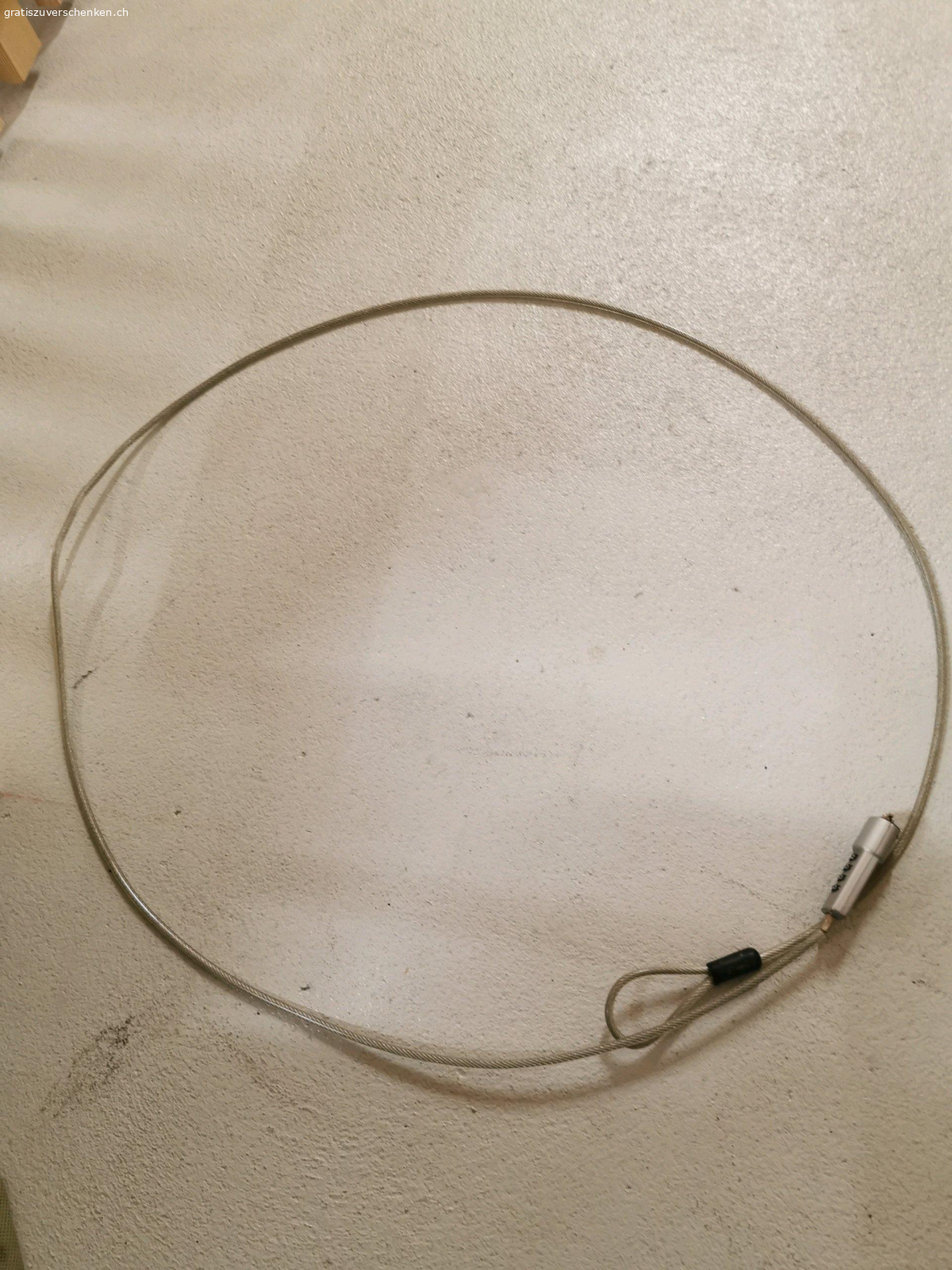 Sicherheitsschloss für Laptop. Titel: GRATIS: Laptop-Sicherheitsschloss mit Zahlencode
​Beschreibung:
Ich verschenke dieses robuste Sicherheitsschloss für Laptops, Monitore oder Beamer. Es ist die ideale Lösung, um Hardware im Büro oder unterwegs (z.B. im Café) einfach gegen Gelegenheit