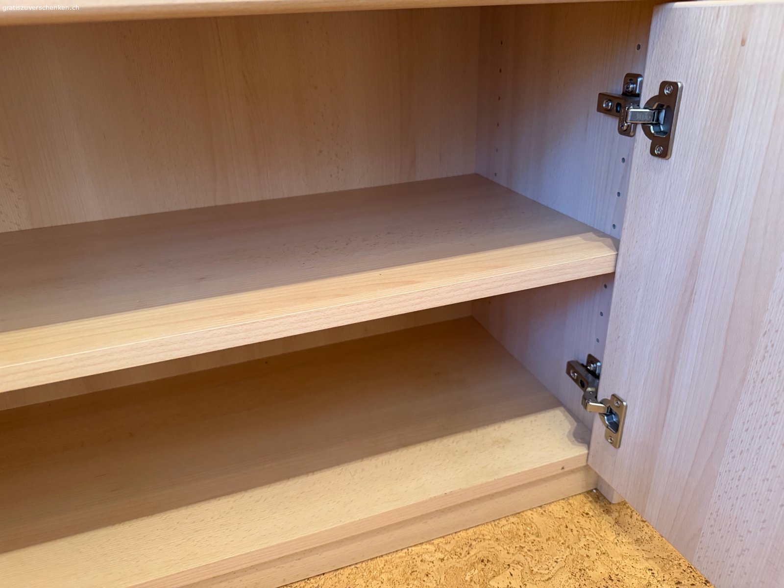Sideboard in Holzoptik mit zwei Türe. Kommode in Holzoptik

Die Kommode befindet sich in einem gebrauchten Zustand. Das Möbelstück ist voll funktionsfähig und bietet Stauraum hinter zwei Türen. Die Masse betragen 99 cm Breite, 38 cm Tiefe und 54 cm Höhe. Weitere Details sind auf den Bildern ersichtlich. Abholung durch Käuferschaft in 3800 Matten b. Interlaken.